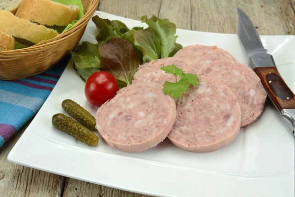 Tabakta Dilimlenmiş Taze Sosis — Stok fotoğraf