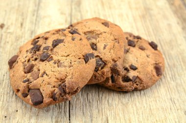 Beyaz arkaplanda çikolata parçalı kurabiyeler