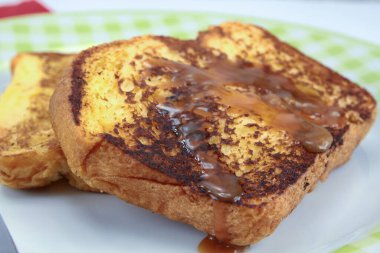 Tabakta yumurtalı ekmek.