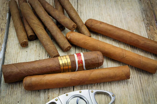 Cortador Cigarros Cigarros Sobre Fondo Madera —  Fotos de Stock