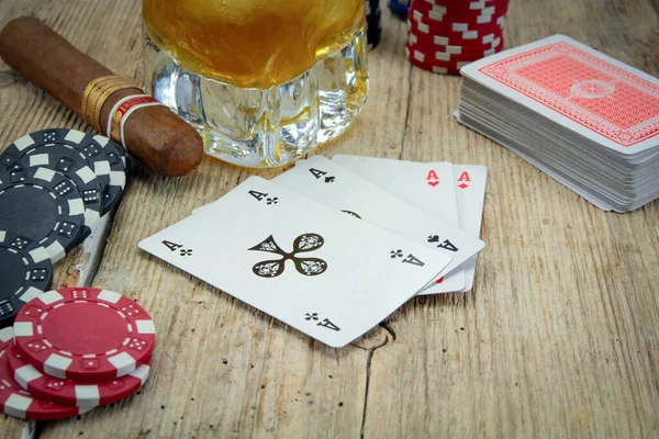 Jogo Poker Com Dinheiro Fundo Madeira — Fotografia de Stock