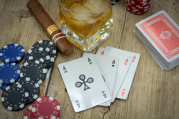 Jogo Poker Com Dinheiro Fundo Madeira — Fotografia de Stock