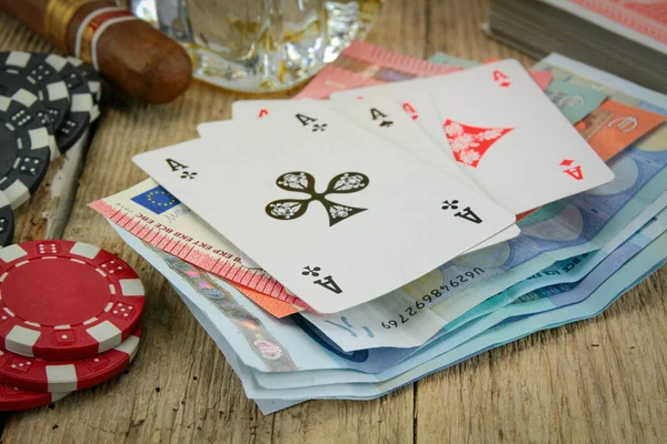 Jogo Poker Com Dinheiro Fundo Madeira — Fotografia de Stock