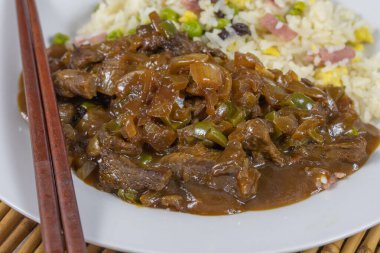 Karamelli domuz etli Çin pilavı.