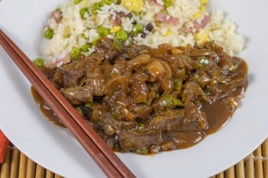 Karamelli domuz etli Çin pilavı.