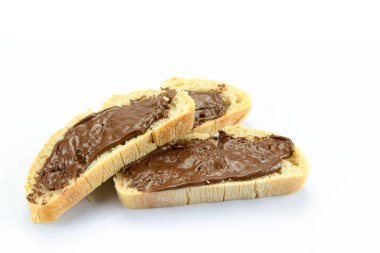 Beyaz arka planda çikolatalı ekmek.