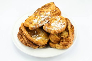 Beyaz arka planda yumurtalı ekmek.