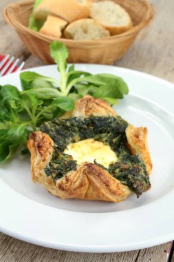 ıspanak ve keçi peynirli börek.