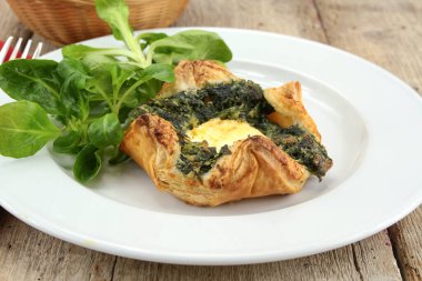 ıspanak ve keçi peynirli börek.