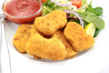 Beyaz arka planda tavuk nugget