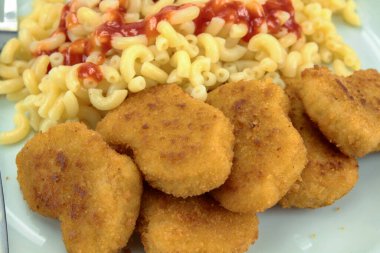 Tavuklu nugget ve hamur tabakta