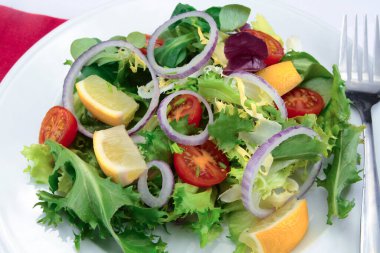 yeşil salata soğanlı ve limonlu