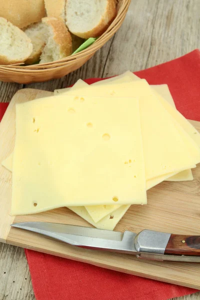 Skivad Emmental Ost Träskiva — Stockfoto