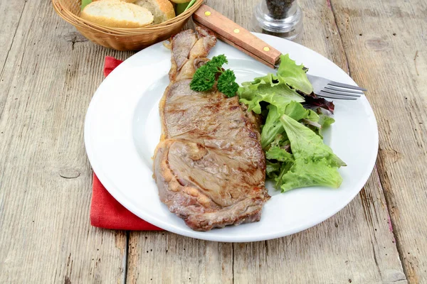 Roaststeak Auf Einem Teller Gekocht — Stockfoto