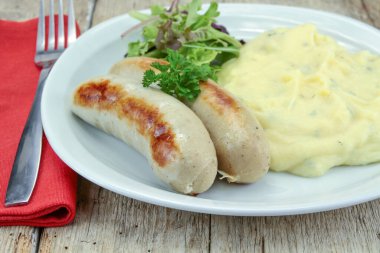 Tabakta beyaz puding ve püre