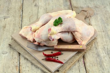 Tahtadaki çiğ tavuk bacağı