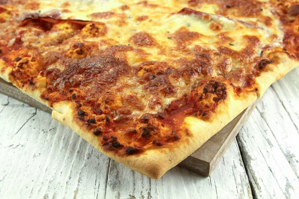 Pizza Dreptunghiulară Brânză Fundal Din Lemn — Fotografie, imagine de stoc