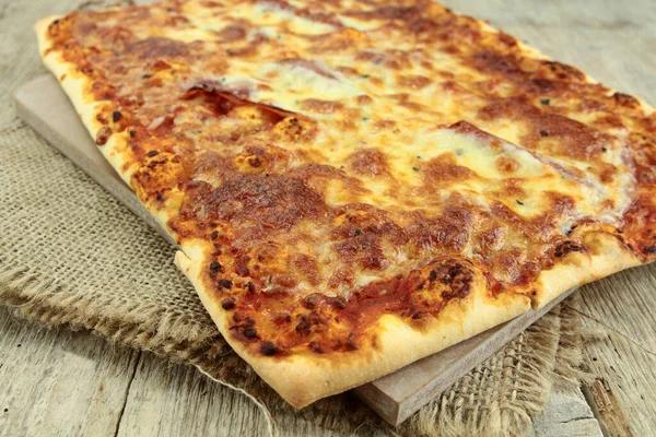 Tahta Arka Planda Peynirli Dikdörtgen Pizza — Stok fotoğraf