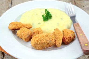 Tabakta püre olan tavuk nugget.