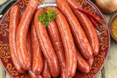 Tabakta çiğ merguez