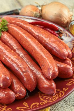Tabakta çiğ merguez