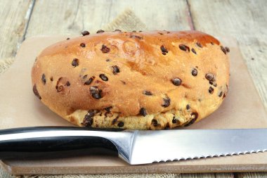Tahtasında çikolata parçacıkları olan brioche