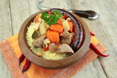 Merguez ve tavuklu kuskus.