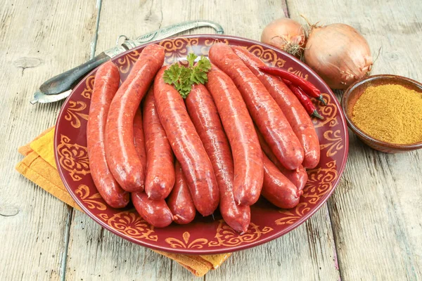 Tabakta çiğ merguez