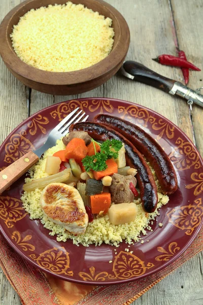 Couscous Mit Merguez Und Huhn — Stockfoto