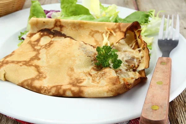 Gefüllte Pfannkuchen Auf Einem Holzbrett — Stockfoto