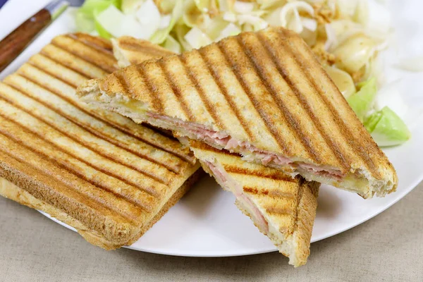 Croque Monsieur Salada Prato — Fotografia de Stock