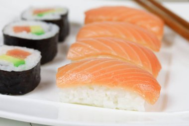 Bir tabak suşi ve maki.