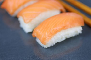 Bir tabak suşi ve maki.