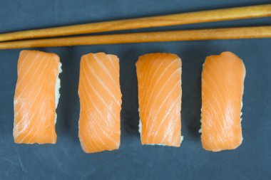 Bir tabak suşi ve maki.