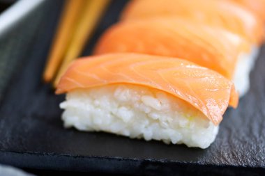 Bir tabak suşi ve maki.