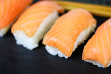 Bir tabak suşi ve maki.