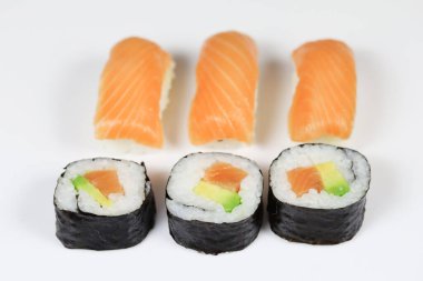 Beyaz arka planda suşi ve maki.