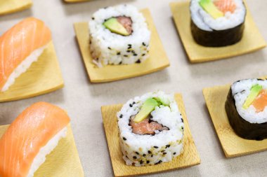Bir tabak suşi ve maki.