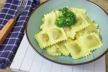 Tabakta ravioli pişirilmiş.
