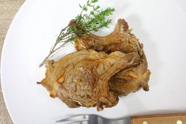 Tabakta pişmiş kuzu pirzolası