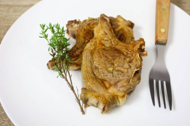 Tabakta pişmiş kuzu pirzolası