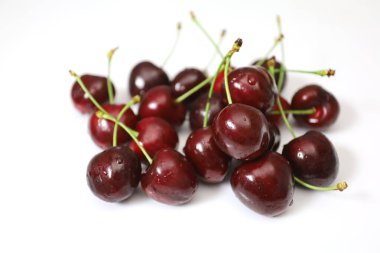 Beyaz arka planda birkaç kiraz