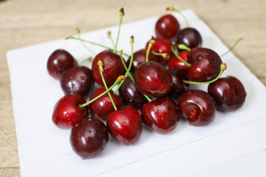 Masada bir demet kiraz