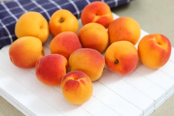 Mehrere Aprikosen Auf Einem Tisch — Stockfoto