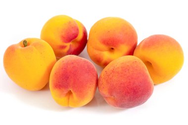 Beyaz arka planda birkaç kayısı.