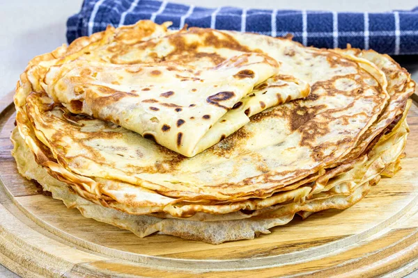 Haufen Pfannkuchen Auf Einem Tisch — Stockfoto