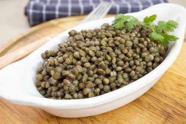 Kesme tahtasının üzerinde pişmiş mercimek.