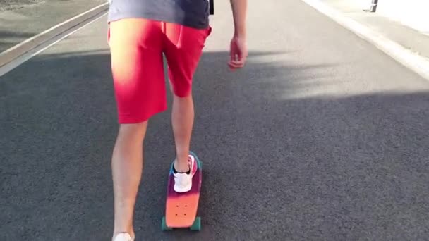 Teenager Skatet Auf Der Straße — Stockvideo