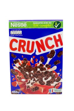 Beyaz arkaplanda Crunch marka mısır gevreği paketi