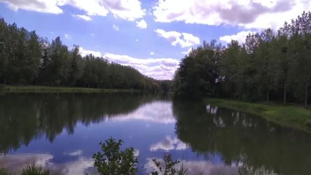 au bord du lac dans le nord de la France
